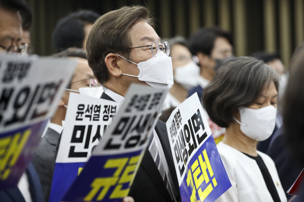 더불어민주당 이재명 의원이 11일 오후 국회에서 열린 의원총회에서 동료 의원들과 함께 윤석열 정부를 규탄하는 피켓을 들고 있다. 연합뉴스