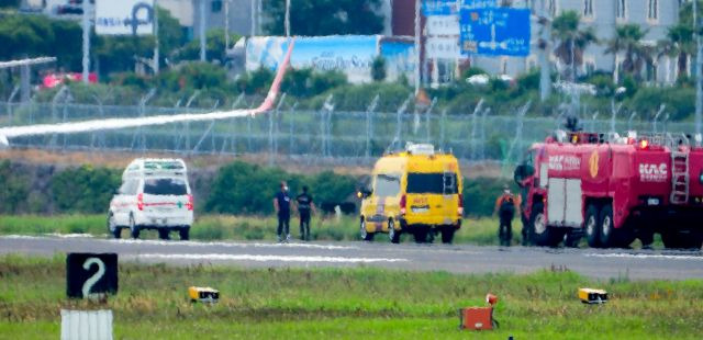 제주공항 소방대 소속 소방차들이 13일 오전 활주로로 착륙한 티웨이항공 여객기 주변에 모여 있다. 이 여객기 화물칸에서 화재경보기가 오작동한 것으로 확인됐다. 뉴시스