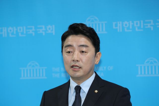 강훈식 더불어민주당 의원이 지난 3일 국회에서 기자회견을 하고 있다. 국회사진기자단