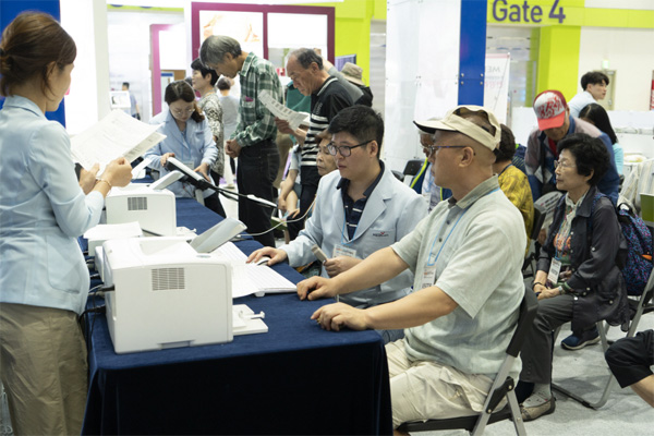 지난해 MBN건강미박람회장을 찾은 관람객들이 한국건강관리협회에서 제공하는 검진을 받고 있다. [매경DB]