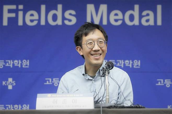 [서울=뉴시스] 최동준 기자 = '필즈상'을 수상한 허준이 고등과학원 석학교수 겸 프리스턴대 교수가 13일 서울 동대문구 고등과학원에서 기자간담회를 하고 있다. 2022.07.13.