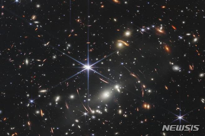 [워싱턴DC=AP/뉴시스]미국 항공우주국(NASA·나사)가 11일(현지시간) 제임스 웹 우주망원경으로 포착한 우주 사진을 처음 공개했다. 해당 사진은 SMACS 0723 은하를 제임스 웹 우주망원경으로 담은 사진이다. 지구에서 40억광년(1광년은 빛이 1년 가는 거리로 약 9조4600억㎞) 떨어져 있다. 2022.07.12.