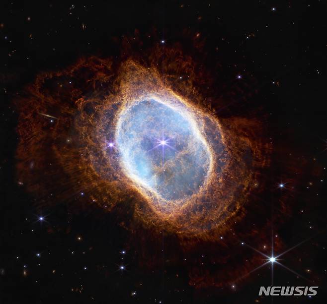 [NASA=AP/뉴시스]12일(현지시간) 미국항공우주국(NASA·나사)이 공개한 '남쪽 고리 성운(Southern Ring Nebula)'의 모습. 나사와 유럽우주국(ESA), 캐나다우주국(CSA)이 협력 개발한 제임스웹우주망원경(JWST)으로 촬영됐다. 2022.07.12.
