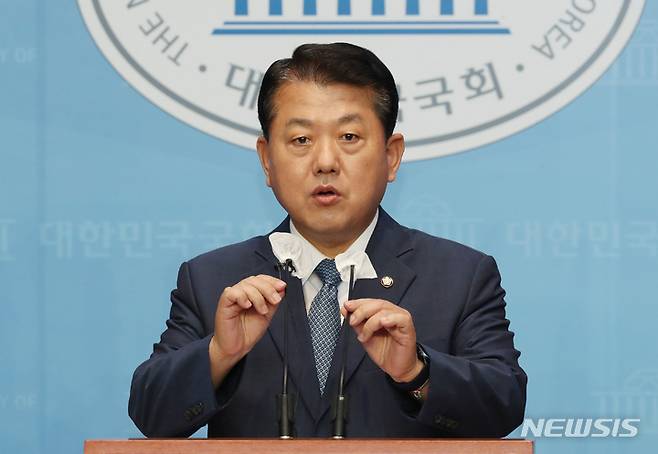 [서울=뉴시스] 고범준 기자 = 김병주 더불어민주당 서해 공무원 사망사건 TF 단장이 13일 국회 소통관에서 흉악 범죄 북한 주민 북송 관련 팩트체크 기자회견을 하고 있다. (공동취재사진) 2022.07.13. photo@newsis.com