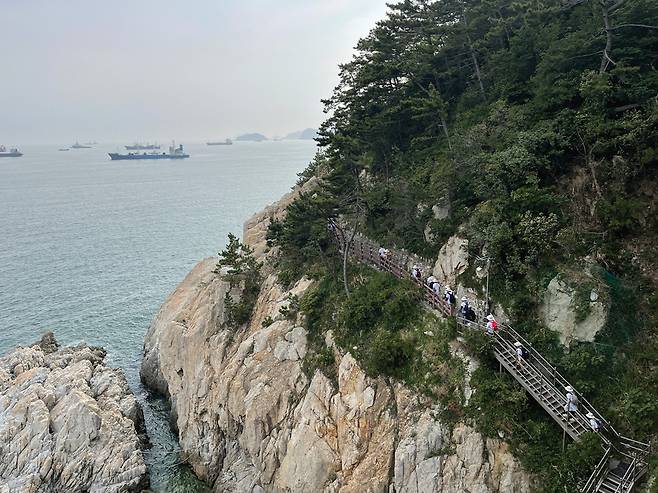 기암괴석이 어우러진 절영해안산책로는 바다 곁으로 걸으며 부산의 바다 절경을 만끽할 수 있다.