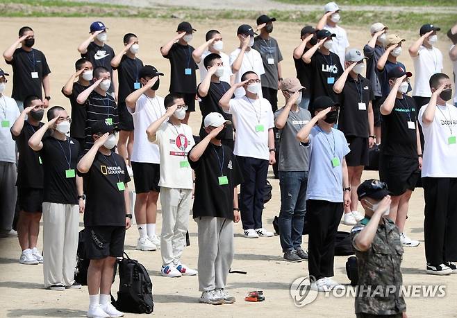 병무청, '비선호 시기 입영자' 인센티브 제공 검토 사진은 지난달 20일 오후 강원 화천군 육군15사단 신병교육대대에서 열린 입영식에서 입영 장병이 거수경례를 하고 있는 모습. [연합뉴스 자료사진]