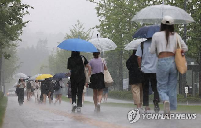 비 뚫고 등교 (서울=연합뉴스) 류영석 기자 = 서울에 호우주의보가 발효 중인 13일 서울 서대문구 연세대학교에서 학생들이 우산을 쓴 채 걸어가고 있다. 2022.7.13 ondol@yna.co.kr