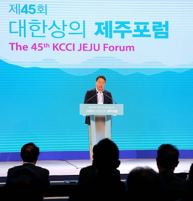 대한상의 제주포럼 개막 대한상공회의소가 13일 제주 해비치호텔에서 개최한 '제45회 대한상의 제주포럼'에서 최태원 대한상의 회장이 개회사를 하고 있다. [대한상의 제공·재판매 및 DB 금지]