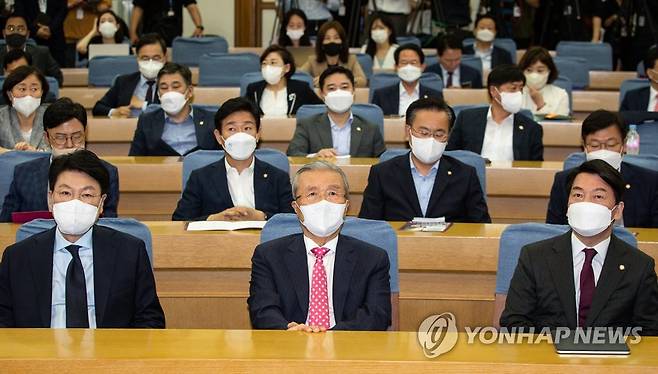 대한민국 미래혁신포럼 (서울=연합뉴스) 백승렬 기자 = 국민의힘 장제원 의원(왼쪽부터)과 김종인 전 국민의힘 비상대책위원장, 안철수 의원이 27일 서울 여의도 국회 의원회관에서 열린 당내 의원모임인 '대한민국 미래혁신포럼'에 참석해 자리에 앉아 있다. 이 포럼은 이른바 '윤핵관'(윤석열 핵심 관계자)으로 불리는 장제원 의원이 대표를 맡고 있다. 2022.6.27 [국회사진기자단] srbaek@yna.co.kr