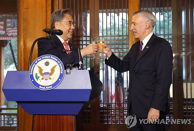 건배하는 박진 장관과 필립 골드버그 대사 (서울=연합뉴스) 13일 오후 서울 중구 정동 주한미국대사관저에서 열린 미국 독립기념일 리셉션에서 박진 외교부 장관과 필립 골드버그 주한 미 대사가 건배하고 있다. 2022.7.13 [사진공동취재단] photo@yna.co.kr