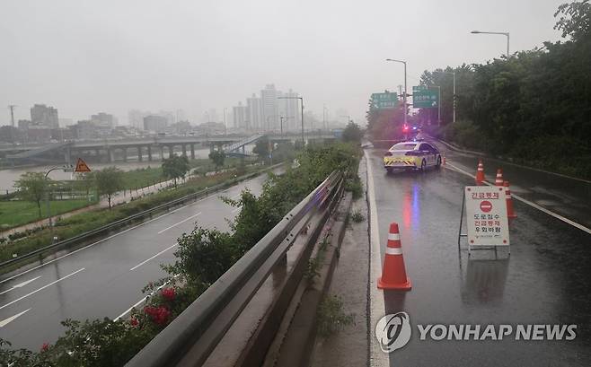 동부간선로는 통제 중 (서울=연합뉴스) 한상균 기자 = 13일 경찰이 집중호우로 동부간선로 일부 구간을 통제하고 있다. 2022.7.13 xyz@yna.co.kr