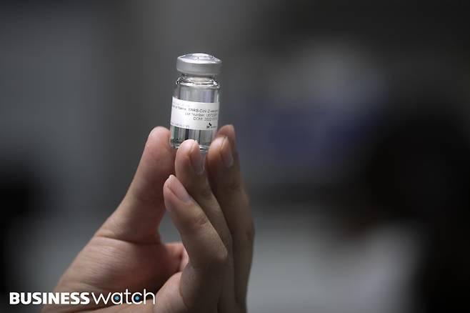 13일 경기도 판교에 위치한 에코허브에서 SK바이오사이언스의 연구원들이 스카이코비원 백신 연구를 진행하고 있다./사진=이명근 기자@qwe123@