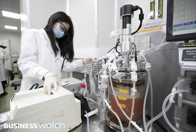 13일 경기도 판교에 위치한 에코허브에서 SK바이오사이언스의 연구원들이 스카이코비원 백신 연구를 진행하고 있다./사진=이명근 기자@qwe123@