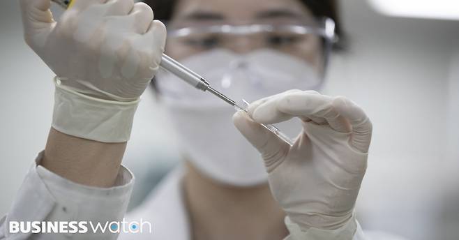 13일 경기도 판교에 위치한 에코허브에서 SK바이오사이언스의 연구원들이 스카이코비원 백신 연구를 진행하고 있다./사진=이명근 기자@qwe123@