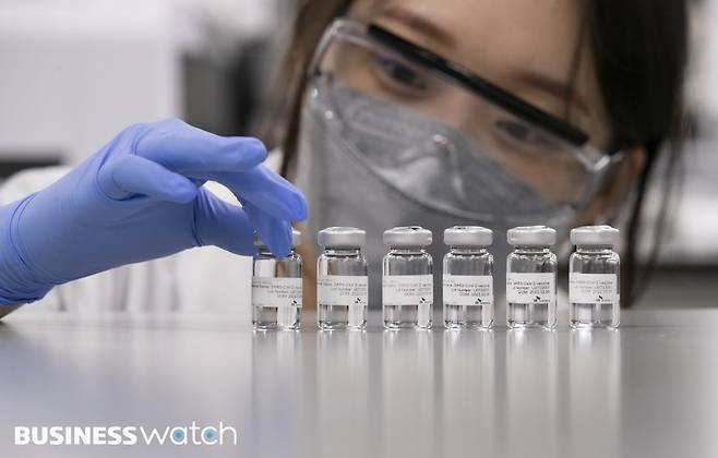 13일 경기도 판교에 위치한 에코허브에서 SK바이오사이언스의 연구원들이 스카이코비원 백신 연구를 진행하고 있다./사진=이명근 기자@qwe123@