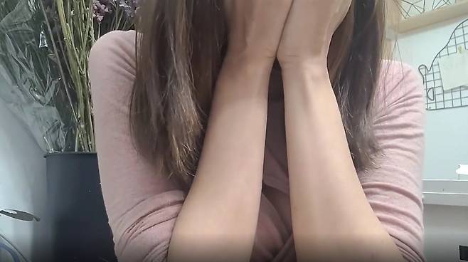 생방송 중 20억원 규모의 즉석복권에 당첨된 여성 BJ가 오열하고 있다. (온라인 커뮤니티 갈무리) © 뉴스1