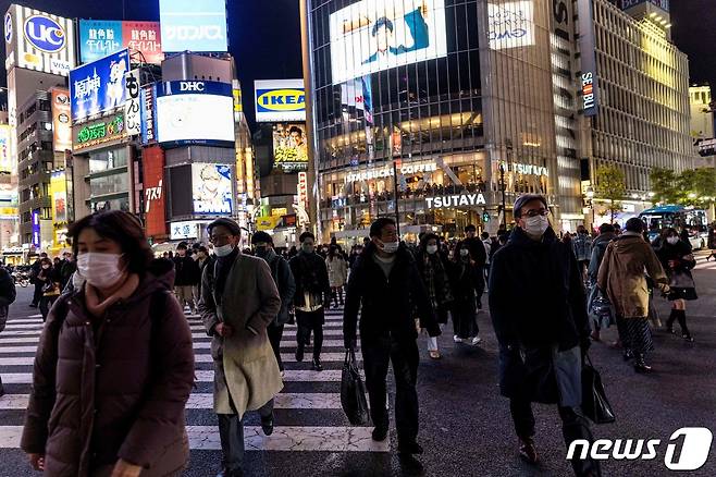 19일(현지시간) 일본 도쿄 시부야 거리에 마스크를 쓴 사람들이 길을 걷고 있다. 2022.01.19 © AFP=뉴스1 © News1 정윤미 기자