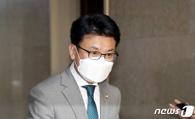 진성준 더불어민주당 원내수석부대표가 21일 오후 국회 원구성협상을 위해 본관 운영위원장실로 들어가고 있다. (공동취재) 2022.6.21/뉴스1 © News1 허경 기자