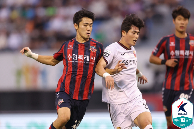 수원FC 이기혁(왼쪽). 제공 | 프로축구연맹