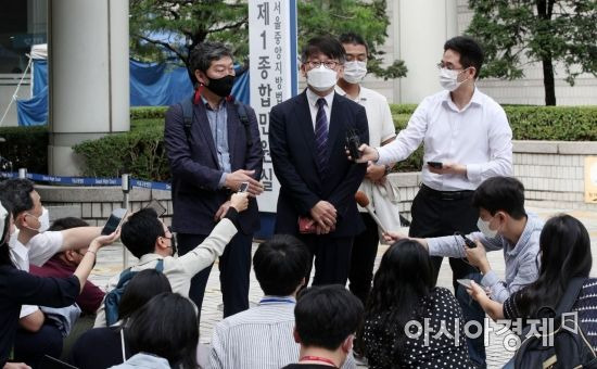 전범진 변호사(가운데)와 김영환 민족문제연구소 대외협력실장(왼쪽) 등이 8일 서울 서초구 중앙지법에서 열린 일제 강제노역 피해자 유족들의 일본제철을 상대 손해배상 청구소송 선고 공판을 마치고 나와 취재진의 질문에 답하고 있다. 법원은 "원고의 청구를 기각한다"며 원고 패소 판결을 내렸다./김현민 기자 kimhyun81@