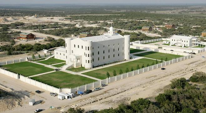 종교집단 FLDS는 텍사스에 거대한 성전을 짓고, 신도에게 비인도적 처사를 강요한 것으로 지탄받고 있다. 물론 남아있는 신도들은 이를 부정하고 있다. /넷플릭스