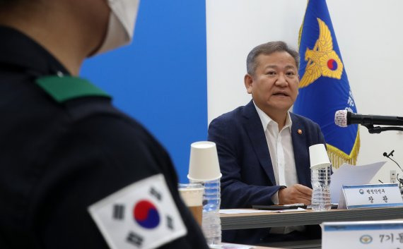 이상민 행정안전부 장관이 14일 오전 서울 중구 서울경찰청 기동본부에서 경찰과 현장 간담회를 하고 있다./뉴시스