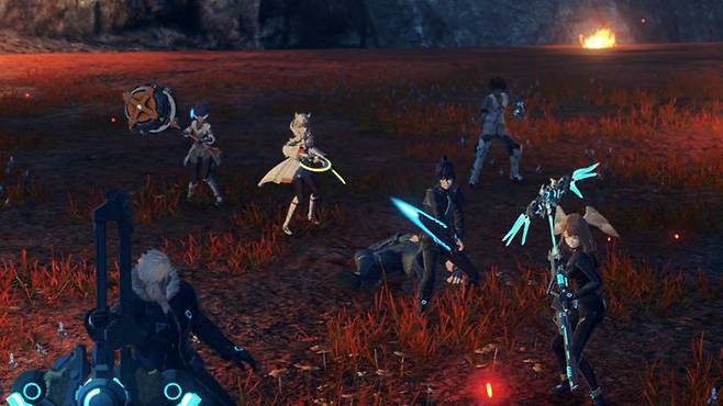 평소의 적이 힘을 모은다