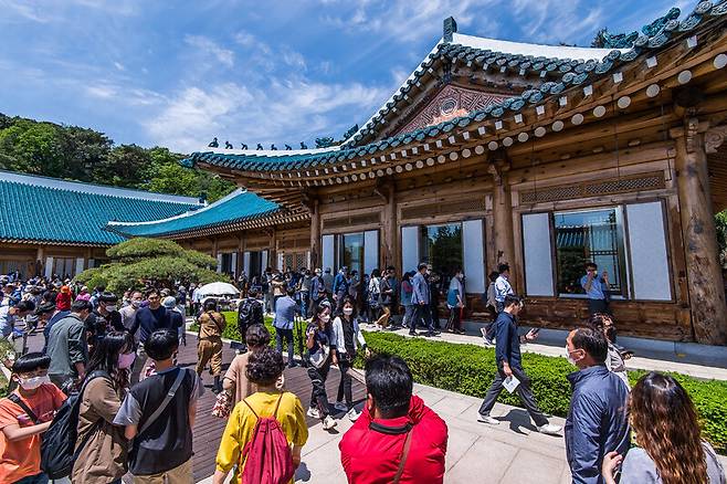 5월10일 오후 서울 종로구 청와대 개방 행사에 참가한 시민들이 청와대 경내 문화유산인 오운정을 둘러보고 있다. 공동취재사진