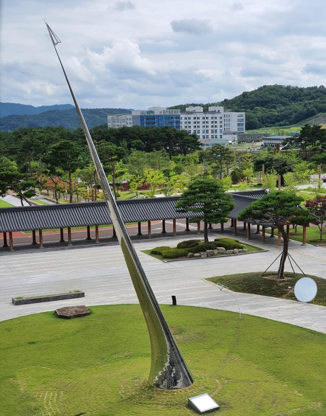 경북도 중앙광장에 설치된 대구경북통합신공항 조형물. 경북도 제공