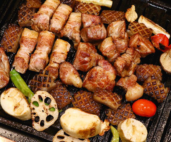 돼지고기 식당 ‘마장동김씨’는 식감이 쫄깃하고 맛이 고소한 얼룩돼지 고기를 내놓는다.  마장동김씨 제공