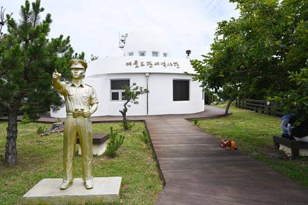 망태봉 정상에 들어선 관세역사관.