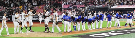 삼성에 2연승으로 전반기 4위로 마감한 kt(왼쪽)과 사상 첫 11연패에 빠진 삼성[연합뉴스 제공]