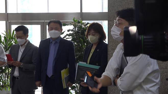 ▲박경준 KBS 기자가 14일 오전 국회 본관 권성동 국민의힘 원내대표 백브리핑에서 권 원내대표에게 KBS MBC가 민주노총에 장악됐다고 말한 것이 부적절하다고 비판하고 있다. 사진=미디어오늘 영상 갈무리