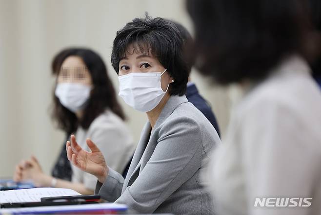 [서울=뉴시스] 이영환 기자 = 취임 후 첫 학교 현장 방문에 나선 박순애 사회부총리 겸 교육부 장관이 14일 오후 서울 강서구 방화초등학교에서 간담회를 갖고 발언하고 있다. 박 부총리는 이날 학교 내 협력적 학생 성장 지원을 위한 현장 의견을 수렴하고 학교 급식 및 방역 상황을 점검했다. (공동취재사진) 2022.07.14. photo@newsis.com