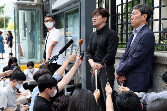 강제동원 소송 피해자 대리인인 임재성 변호사가 14일 오후 일제 강제징용 피해자 배상 문제의 해법을 모색하는 민관협의회 2차 회의를 마치고 서울 종로구 도렴동 외교부 청사 앞에서 기자회견을 하고 있다.(사진=연합뉴스)