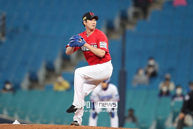 ▲ SSG 투수 문승원은 지난 10일 대구 삼성전을 통해 팔꿈치 인대 재건 수술 후 1년여 만에 1군 마운드 복귀 신고식을 했다. ⓒ곽혜미 기자