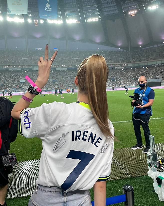 Model Irene has met England captain Harry KaneIrene posted a picture on his instagram early on the 14th with an article entitled Thank you to Tottenham for making me have an amazing experience.In the open photo, Irene poses with his name as a certified sign for the marked Tottenham uniform.The photo, which was released later, showed Harry Kane signing his back.On the back, Matt Doherty also got the envy of football fans with the waiting image.On the other hand, Irene, who was born in 1987 and is 35 years old, became popular as a goalkeeper for SBS Goal Hits FC.Photo: Irene Instagram