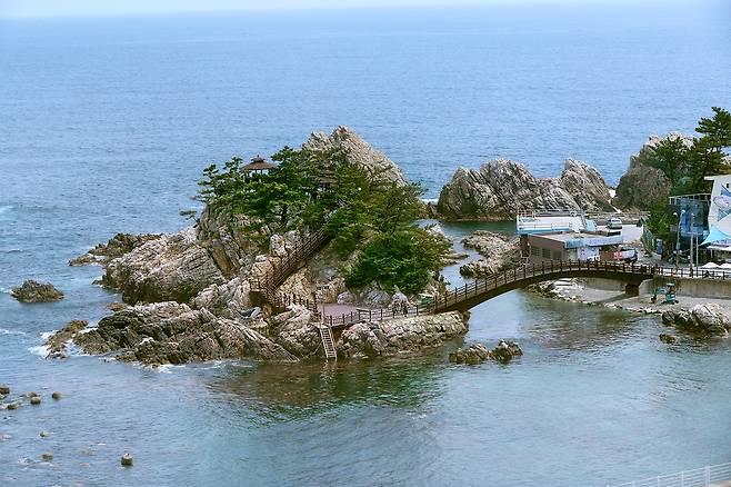 다리로 연결된 장호해변 무인도[사진/조보희 기자]