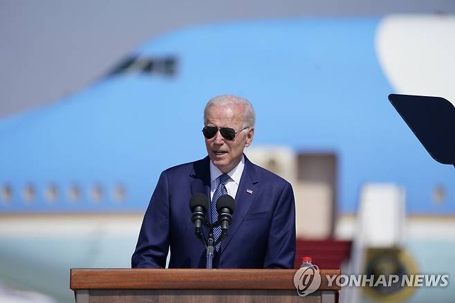 이스라엘 도착해 연설하는 바이든 미 대통령 (텔아비브 AP=연합뉴스) 취임 후 첫 중동 순방에 나선 조 바이든 미국 대통령이 13일(현지시간) 이스라엘 텔아비브 벤구리온 국제공항에 도착해 연설하고 있다. 2022.7.14 leekm@yna.co.kr