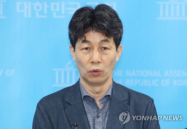 더불어민주당 서해 공무원 사망사건 TF 윤건영 의원이 13일 국회 소통관에서 '흉악 범죄 북한 주민 북송 관련 팩트체크' 기자회견을 하고 있다. [국회사진기자단]