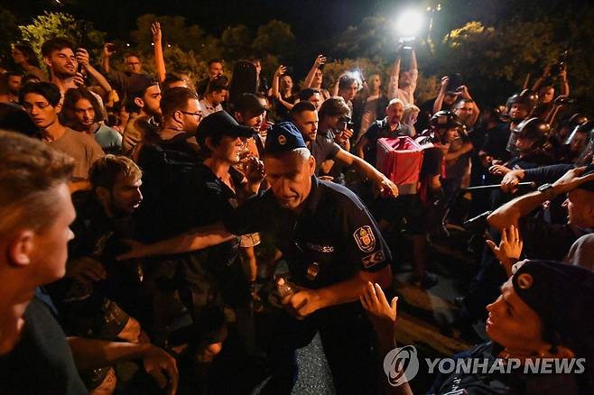 헝가리 부다페스트에서 시위 중인 시민들 (부다페스트 로이터=연합뉴스) 헝가리 시위대가 13일(현지시간) 정부의 소상공인 세제 개편을 철회할 것을 촉구하며 수도 부다페스트에서 시위를 벌이고 있다. 2022. 7. 13 photo@yna.co.kr