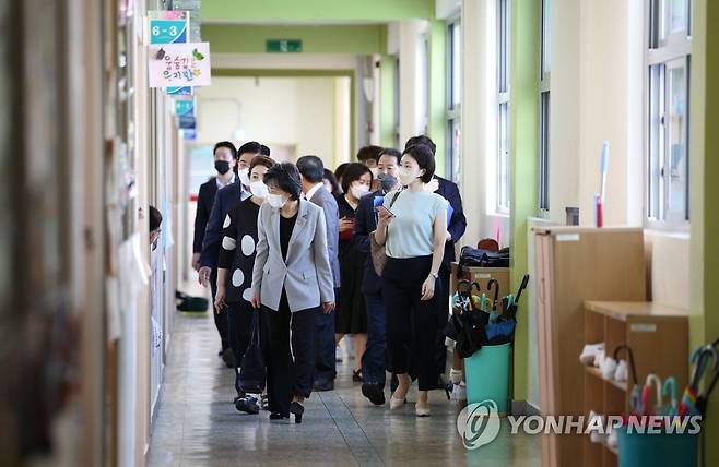 초등학교 찾은 박순애 부총리 (서울=연합뉴스) 이지은 기자 = 취임 후 첫 학교 현장 방문에 나선 박순애 사회부총리 겸 교육부 장관이 14일 오후 서울 강서구 방화초등학교를 찾아 교실 안 학생들과 인사를 나누고 있다.  박 부총리는 이날 학교 내 협력적 학생 성장 지원을 위한 현장 의견을 수렴하고 학교 급식 및 방역 상황을 점검했다. 2022.7.14 jieunlee@yna.co.kr