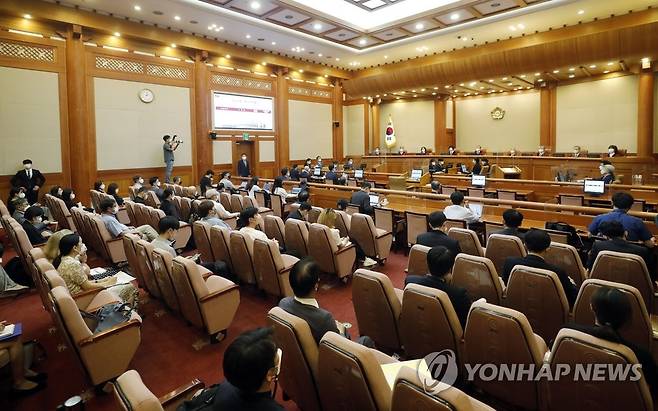 '사형제' 헌법재판소 공개변론 (서울=연합뉴스) 김인철 기자 = 유남석 헌법재판소장을 비롯한 헌법재판관들이 14일 오후 서울 종로구 헌법재판소 대심판정에서 열린 형법 41조 1호와 250조 2항 중 '사형' 부분에 대한 헌법소원 사건의 공개 변론 시작을 기다리고 있다. 2022.7.14 [공동취재] yatoya@yna.co.kr