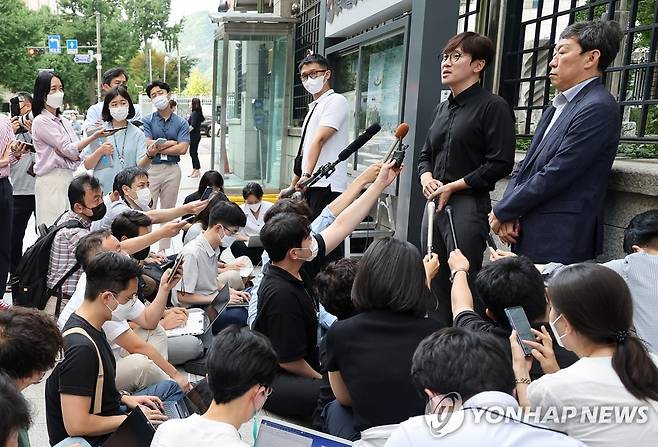 외교부 앞 기자회견하는 일제 강제동원 피해자 대리인 (서울=연합뉴스) 김승두 기자 = 강제동원 소송 피해자 대리인인 임재성 변호사가 14일 오후 일제 강제징용 피해자 배상 문제의 해법을 모색하는 민관협의회 2차 회의를 마치고 서울 종로구 도렴동 외교부 청사 앞에서 기자회견을 하고 있다. 2022.7.14 kimsdoo@yna.co.kr