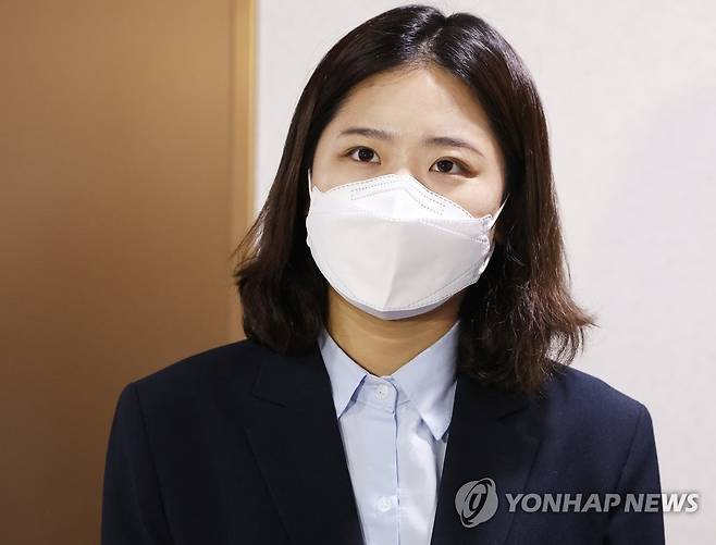 취재진 질문에 답하는 박지현 (수원=연합뉴스) 홍기원 기자 = 더불어민주당 박지현 전 비대위원장이 11일 오후 경기도 수원시 경기도청에서 김동연 경기도지사와 비공개 면담을 마친 후 취재진 질문에 답하고 있다. 2022.7.11 xanadu@yna.co.kr