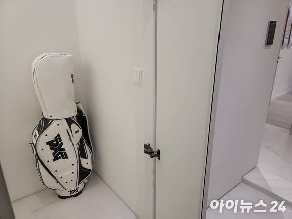 '인시그니아 반포' 전용 84㎡C 현관 팬트리. [사진=김서온 기자]