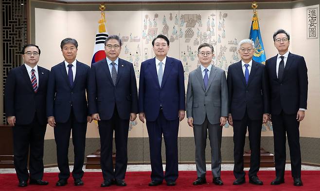 윤석열 대통령이 15일 용산 대통령실에서 열린 주일·주중대사 신임장 및 주유엔대사 임명장 수여식에서 참석자들과 기념촬영을 하고 있다. 왼쪽부터 김성한 국가안보실장, 김대기 비서실장, 박진 외교장관, 윤 대통령, 황준국 주유엔대사, 윤덕민 주일대사, 정재호 주중대사. [대통령실사진기자단]