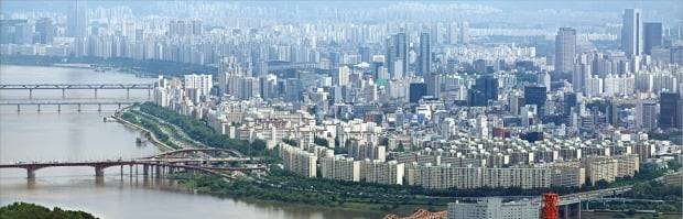 한국은행이 전날 기준금리를 대폭 올리는 ‘빅스텝’에 나선 이후 아파트 거래 절벽이 더욱 심화하는 등 주택 시장에 한파가 몰아치고 있다. 사진은 14일 남산에서 바라본 서울 시내 아파트 단지.  허문찬 기자