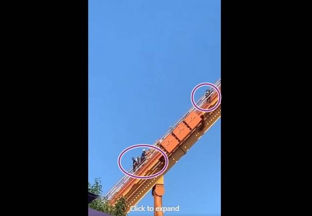 대구 지역 커뮤니티 페이지에 올라온 경주월드 롤러코스터 드라켄 멈춤 사고 현장 사진. 안전요원들이 비상계단으로 승객들을 구조하기 위해 올라가고 있다. 페이스북 캡쳐