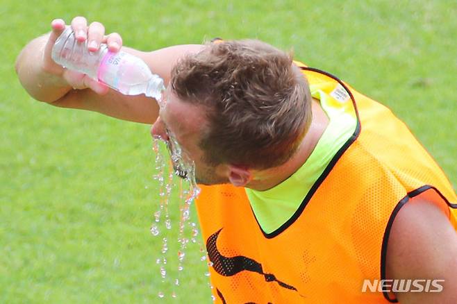 [서울=뉴시스] 권창회 기자 = 잉글랜드 프로축구 프리미어리그(EPL) 토트넘의 해리 케인이 15일 오전 서울 양천구 목동종합운동장 주경기장에서 진행된 오픈 트레이닝에서 물로 몸의 열기를 식히고 있다. 토트넘은 16일 오후 8시에 수원월드컵경기장에서 세비야(스페인)와 대결한다. 2022.07.15. kch0523@newsis.com